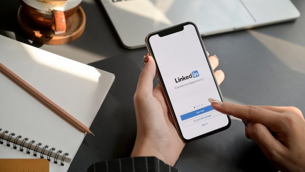 How Law Firms Can Reach Potential Clients With Content on LinkedIn